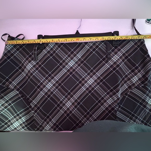 Beautiful green plaid skirt. - Picture 3 of 8